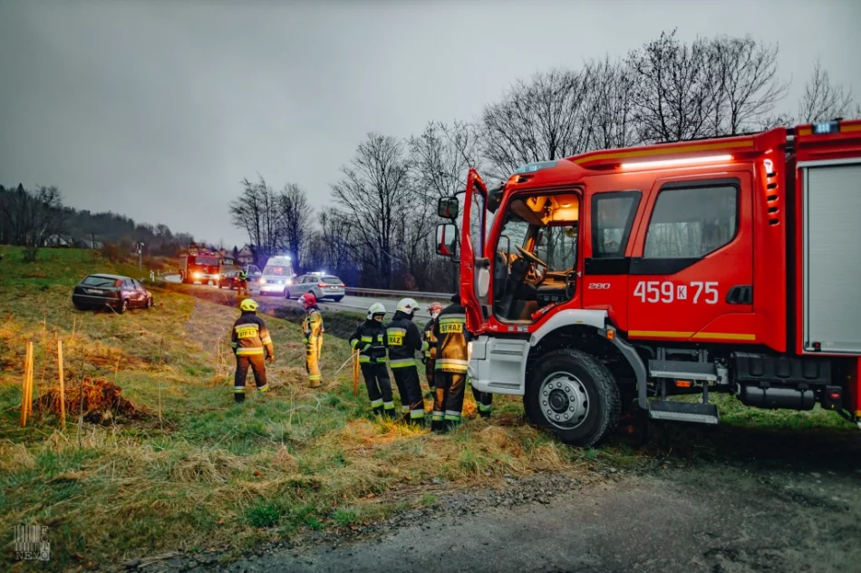 Samochód wypadł z jezdni i zatrzymał się w przydrożnym rowie - zdjęcie 12