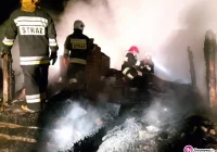 Nocny pożar - doszczętnie spłonął budynek mieszkalny - zdjęcie główne