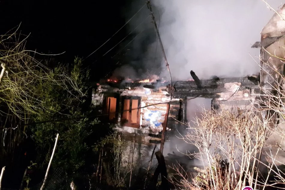 Nocny pożar - doszczętnie spłonął budynek mieszkalny - zdjęcie 2