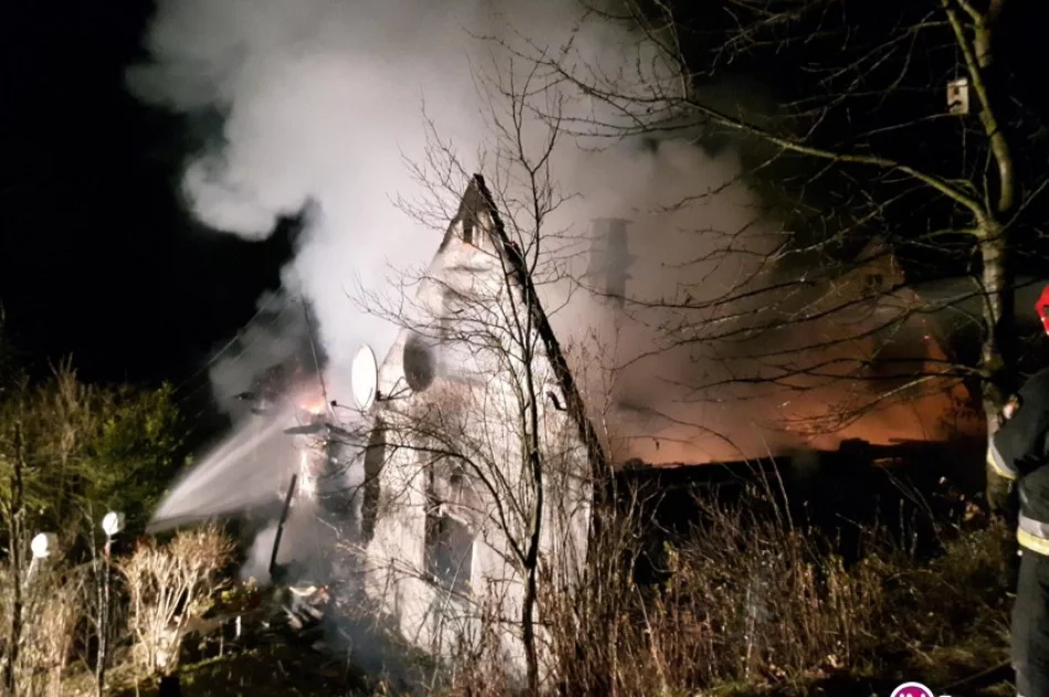 Nocny pożar - doszczętnie spłonął budynek mieszkalny - zdjęcie 3