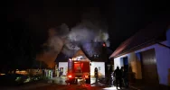 Strażacy gaszą pożar poddasza - zdjęcie 3