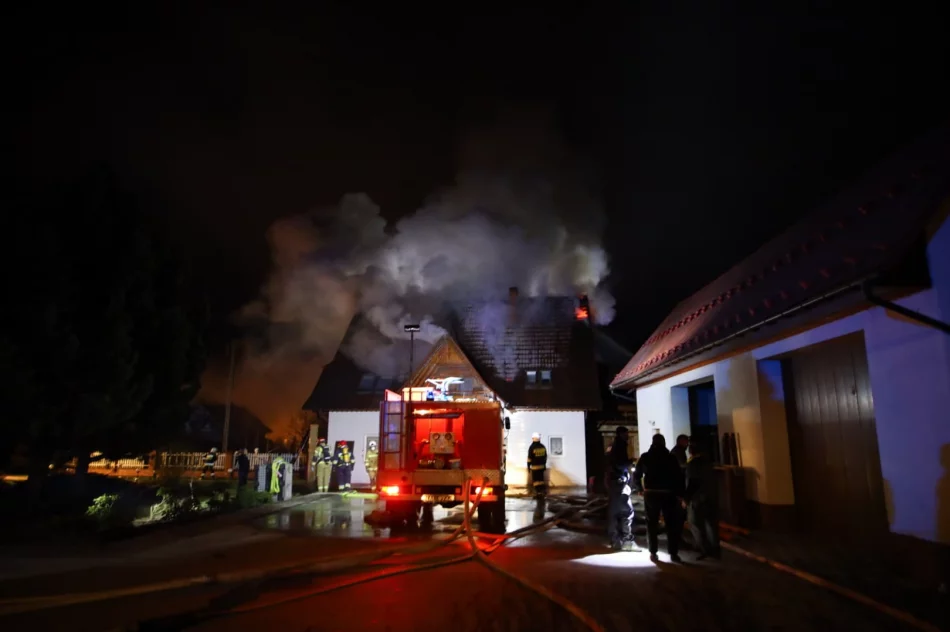 Strażacy gaszą pożar poddasza - zdjęcie 3