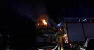 Strażacy gaszą pożar poddasza - zdjęcie 4