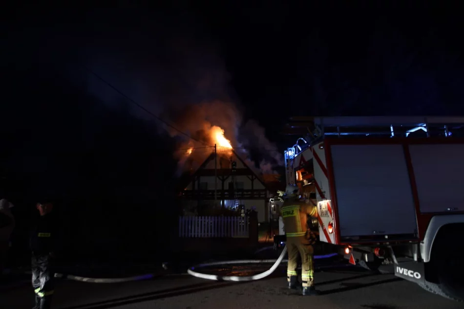 Strażacy gaszą pożar poddasza - zdjęcie 4