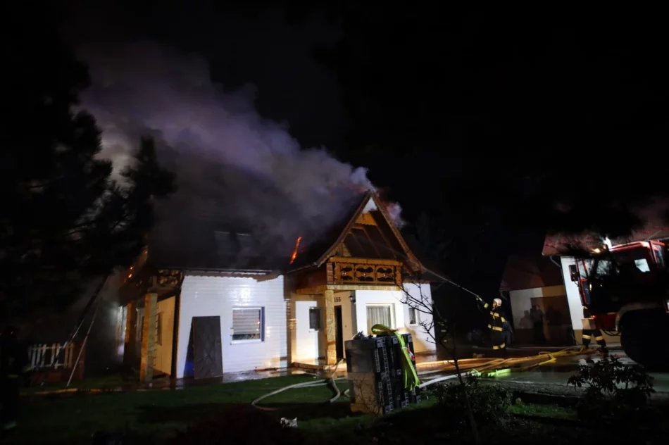 Strażacy gaszą pożar poddasza - zdjęcie 5