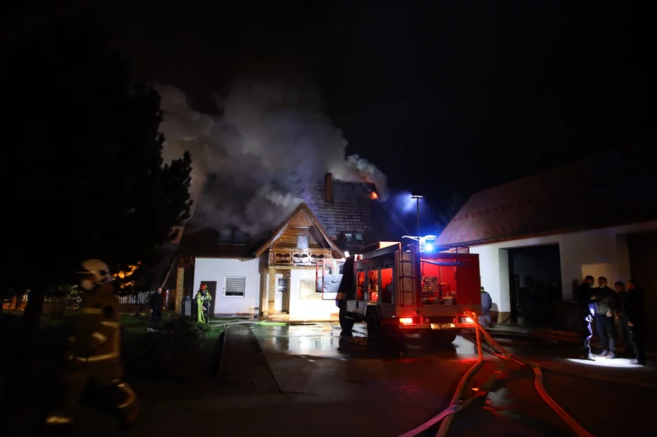 Strażacy gaszą pożar poddasza - zdjęcie 6