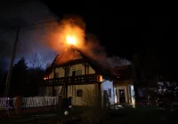 Strażacy gaszą pożar poddasza - zdjęcie główne