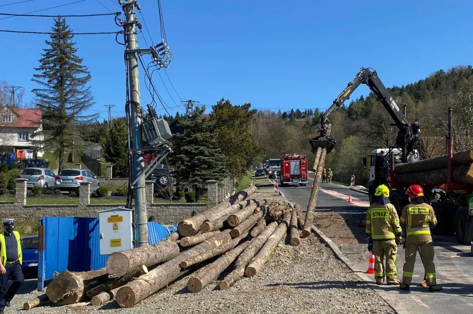 Ciężarówka uderzyła w transformator - zdjęcie 2