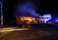 Płonie tartak, z ogniem walczą strażacy - zdjęcie główne