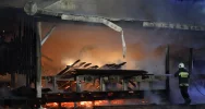 Płonie tartak, z ogniem walczą strażacy - zdjęcie 2