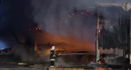 Płonie tartak, z ogniem walczą strażacy - zdjęcie 3