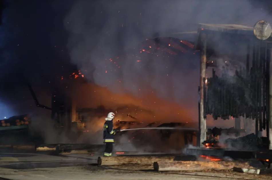 Płonie tartak, z ogniem walczą strażacy - zdjęcie 3