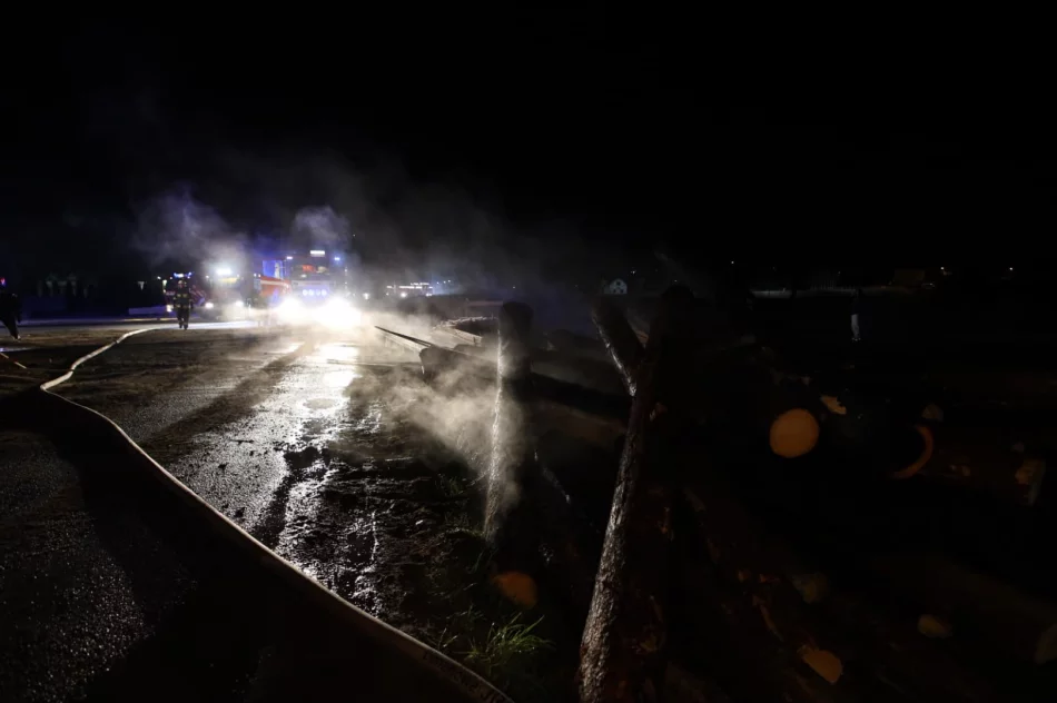 Płonie tartak, z ogniem walczą strażacy - zdjęcie 4