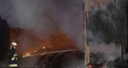 Płonie tartak, z ogniem walczą strażacy - zdjęcie 5