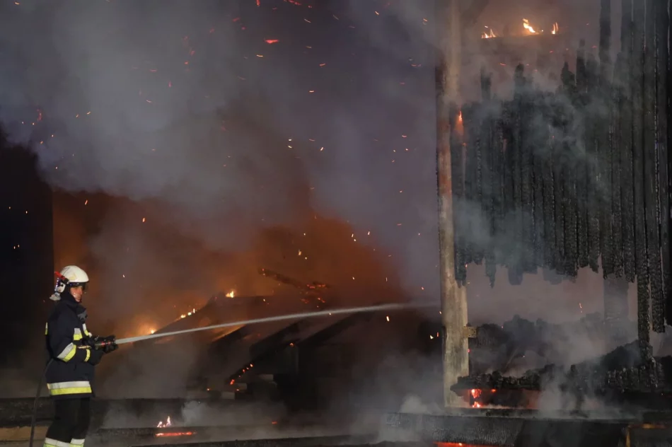 Płonie tartak, z ogniem walczą strażacy - zdjęcie 5