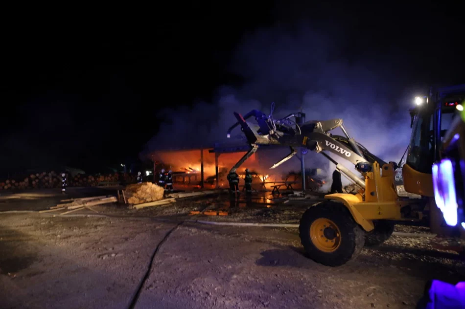 Płonie tartak, z ogniem walczą strażacy - zdjęcie 6