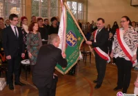 Szkoła otrzymała nowy sztandar podczas swojego święta - zdjęcie główne