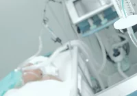 Coraz więcej osób w szpitalach i pod respiratorami - zdjęcie główne