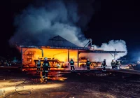 Spłonął budynek, wyposażenie i gotowe produkty. Pożar gasiło 46 strażaków - zdjęcie główne