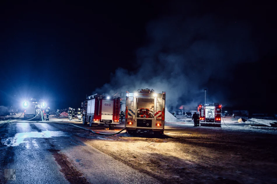 Spłonął budynek, wyposażenie i gotowe produkty. Pożar gasiło 46 strażaków - zdjęcie 2
