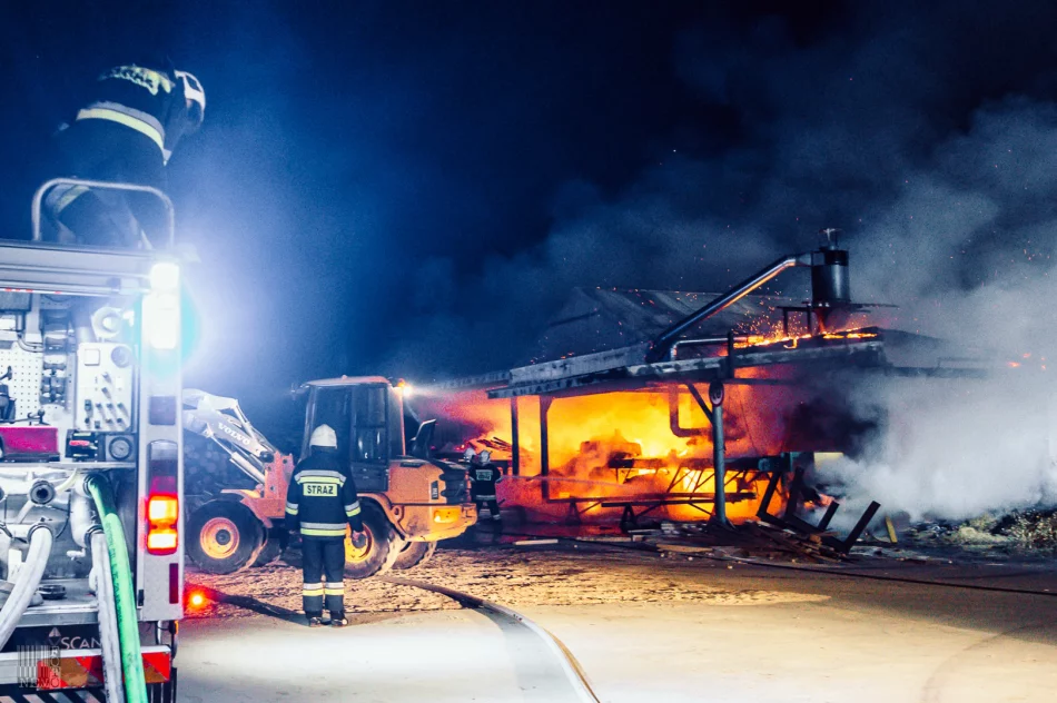 Spłonął budynek, wyposażenie i gotowe produkty. Pożar gasiło 46 strażaków - zdjęcie 3