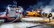 Spłonął budynek, wyposażenie i gotowe produkty. Pożar gasiło 46 strażaków - zdjęcie 4