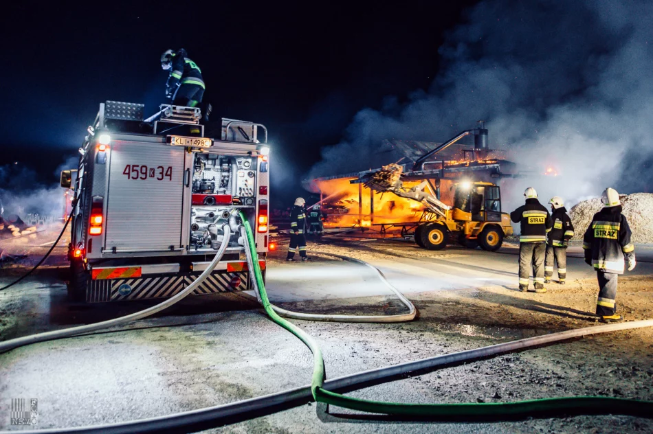 Spłonął budynek, wyposażenie i gotowe produkty. Pożar gasiło 46 strażaków - zdjęcie 4