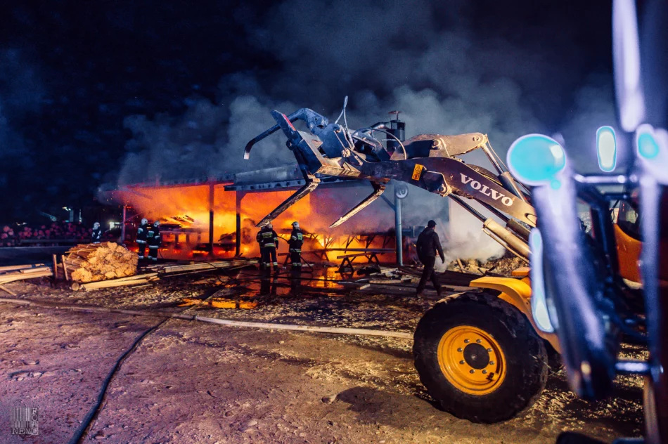 Spłonął budynek, wyposażenie i gotowe produkty. Pożar gasiło 46 strażaków - zdjęcie 5