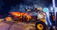 Spłonął budynek, wyposażenie i gotowe produkty. Pożar gasiło 46 strażaków - zdjęcie 5