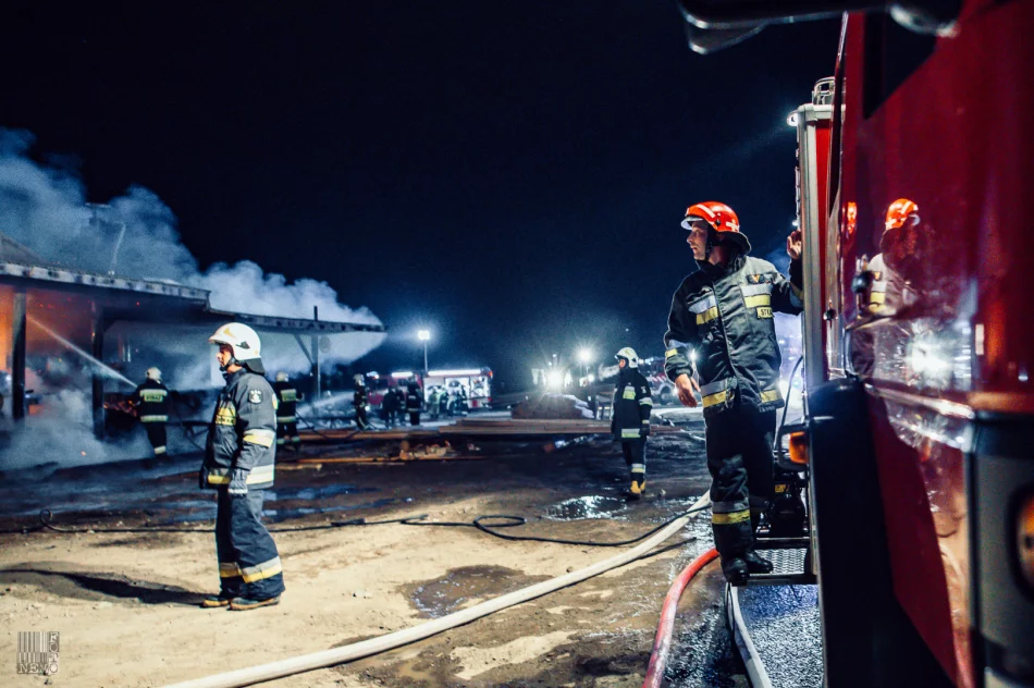 Spłonął budynek, wyposażenie i gotowe produkty. Pożar gasiło 46 strażaków - zdjęcie 7