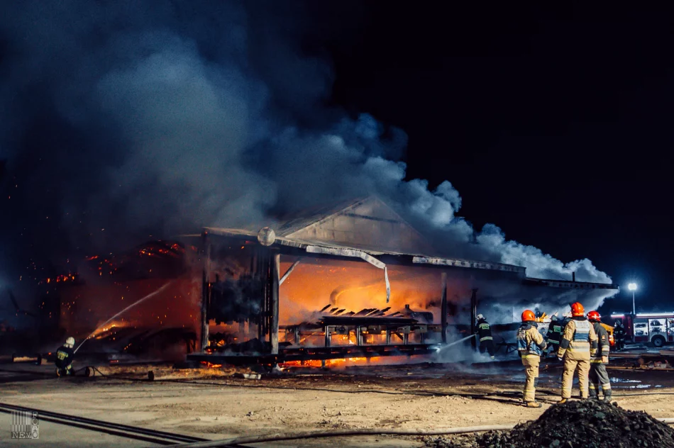 Spłonął budynek, wyposażenie i gotowe produkty. Pożar gasiło 46 strażaków - zdjęcie 8