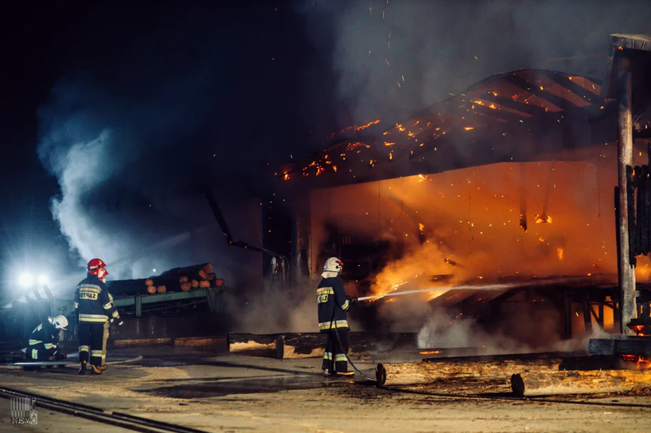 Spłonął budynek, wyposażenie i gotowe produkty. Pożar gasiło 46 strażaków - zdjęcie 9