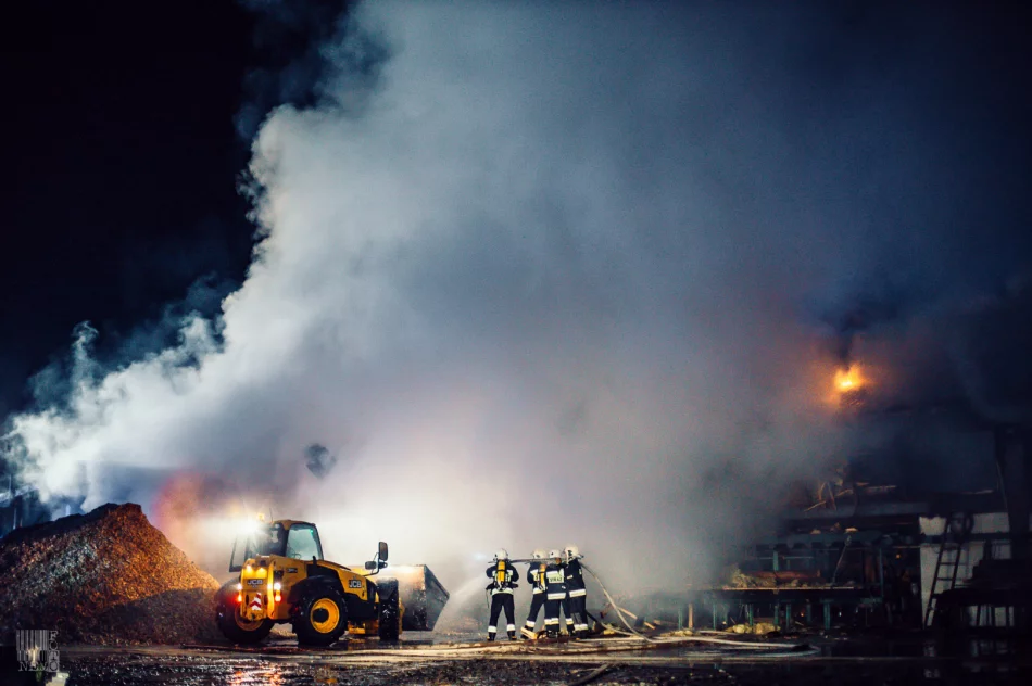 Spłonął budynek, wyposażenie i gotowe produkty. Pożar gasiło 46 strażaków - zdjęcie 11