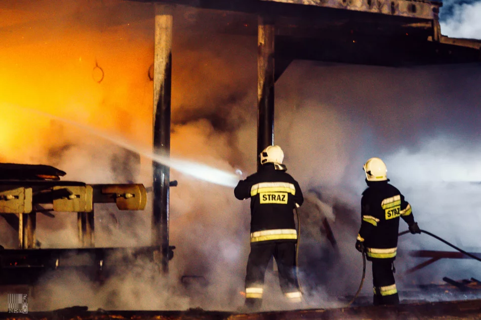 Spłonął budynek, wyposażenie i gotowe produkty. Pożar gasiło 46 strażaków - zdjęcie 12