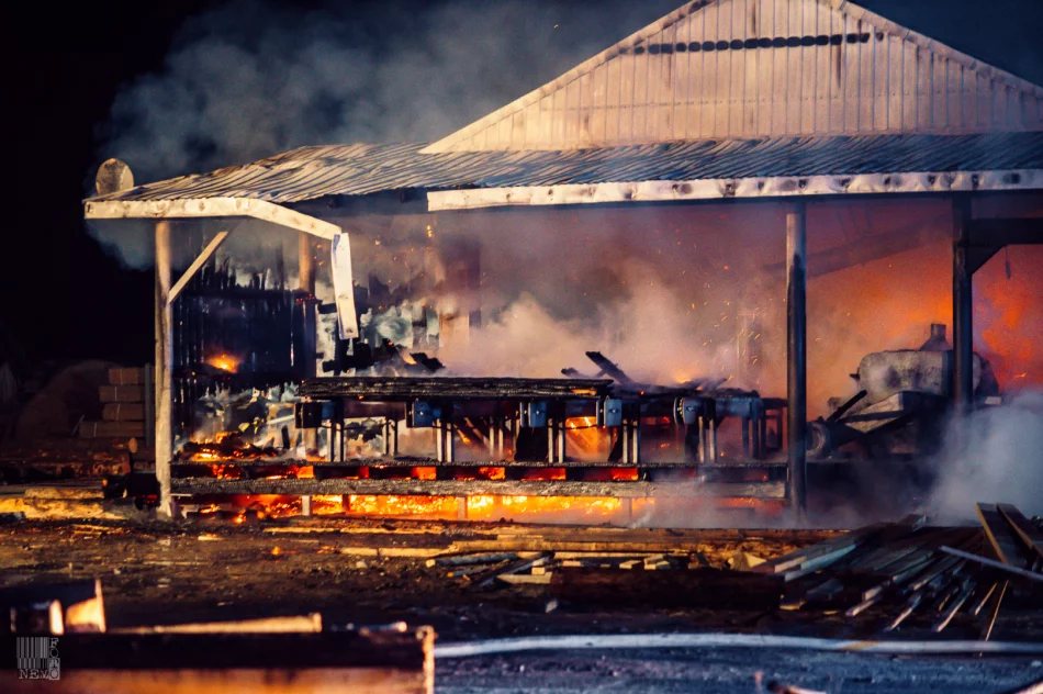 Spłonął budynek, wyposażenie i gotowe produkty. Pożar gasiło 46 strażaków - zdjęcie 13