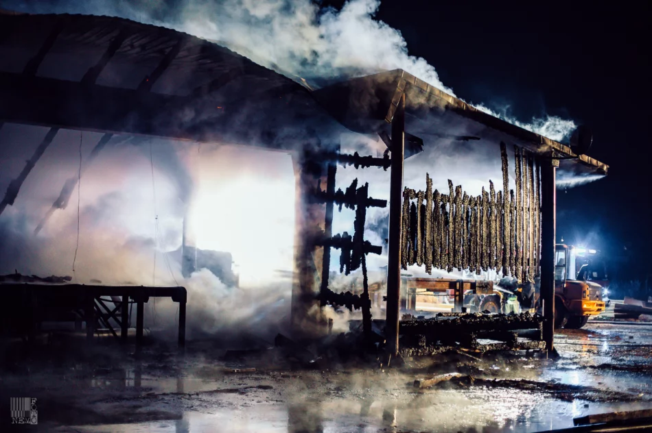 Spłonął budynek, wyposażenie i gotowe produkty. Pożar gasiło 46 strażaków - zdjęcie 14