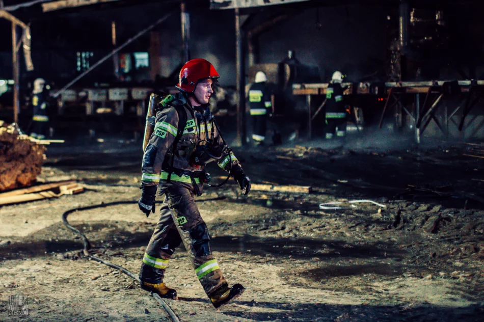 Spłonął budynek, wyposażenie i gotowe produkty. Pożar gasiło 46 strażaków - zdjęcie 15