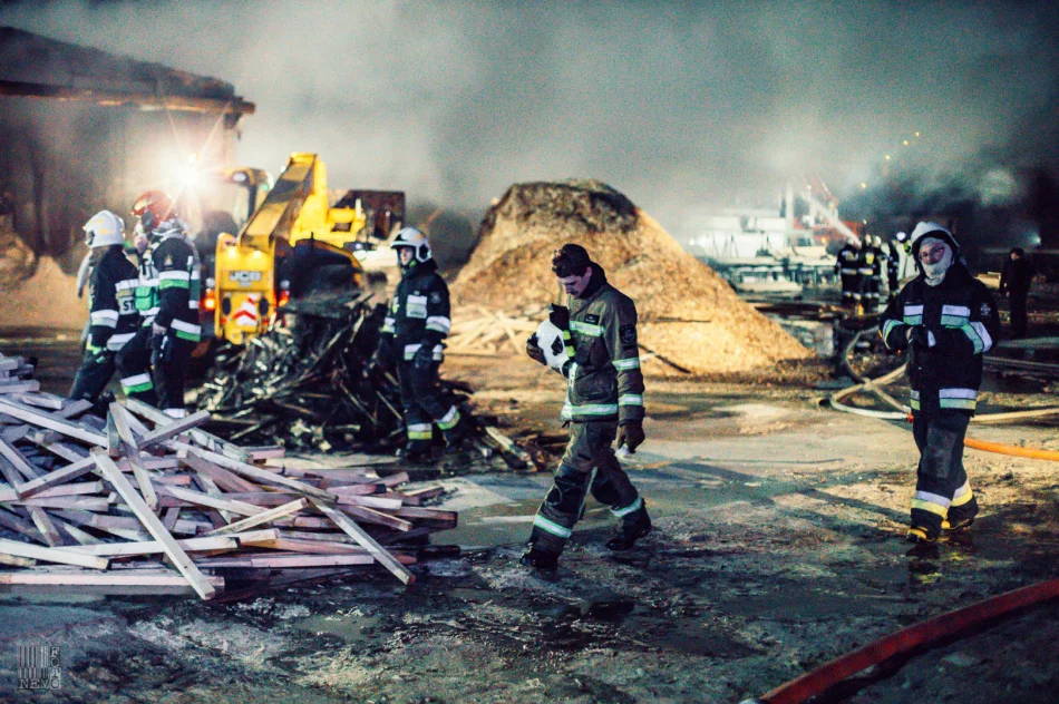 Spłonął budynek, wyposażenie i gotowe produkty. Pożar gasiło 46 strażaków - zdjęcie 16