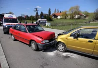 Czołowe zderzenie, jedna osoba poszkodowana - zdjęcie główne