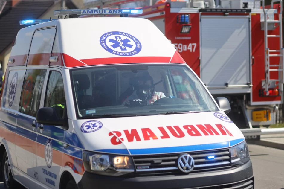 Czołowe zderzenie, jedna osoba poszkodowana - zdjęcie 2