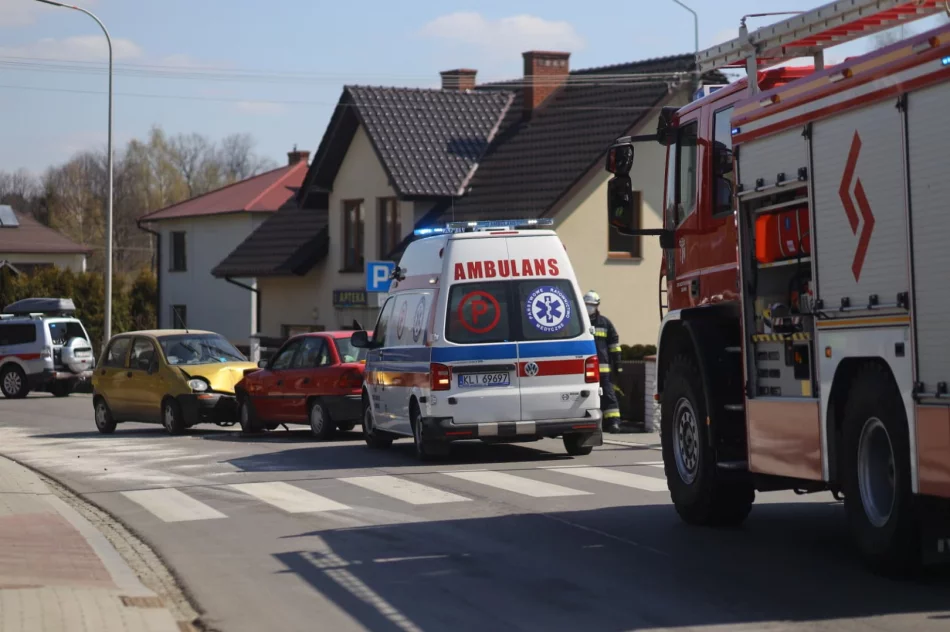 Czołowe zderzenie, jedna osoba poszkodowana - zdjęcie 3