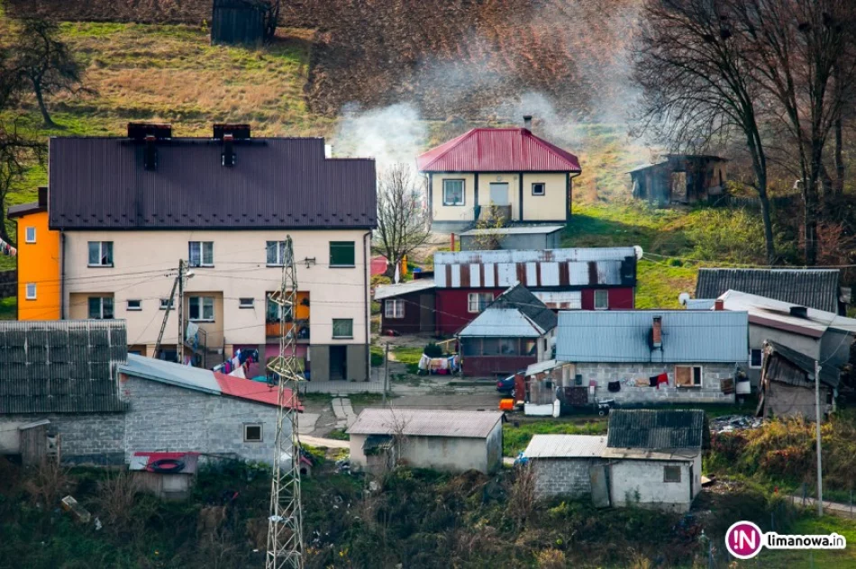 Wozy straży i policji obrzucono kamieniami - zdjęcie 2
