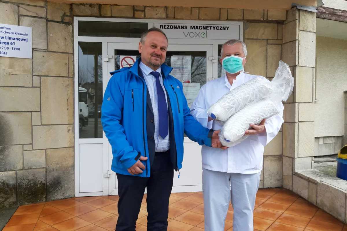 Urząd Gminy Limanowa przekazał maseczki limanowskiemu szpitalowi