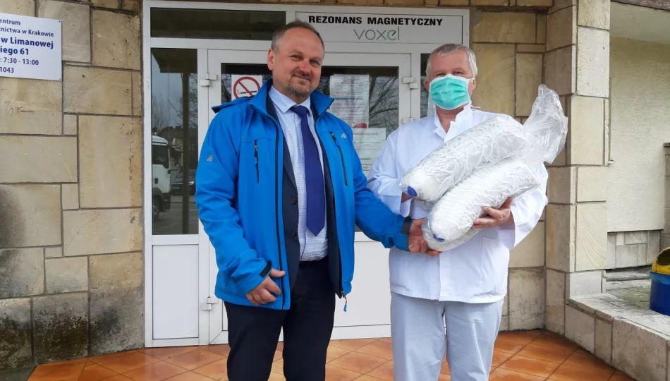 Urząd Gminy Limanowa przekazał maseczki limanowskiemu szpitalowi - zdjęcie 1