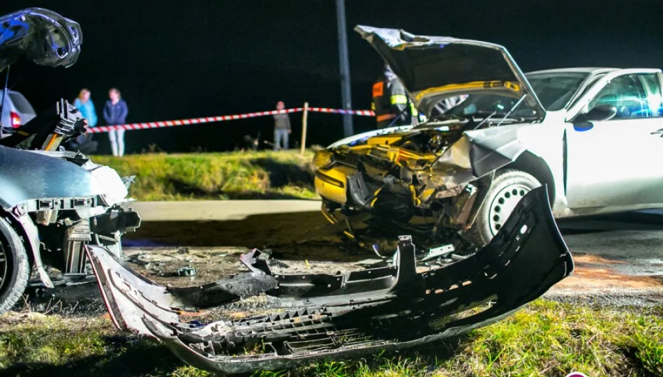 Czołowe zderzenie samochodów, poszkodowany jechał z cofniętymi uprawnieniami - zdjęcie 1