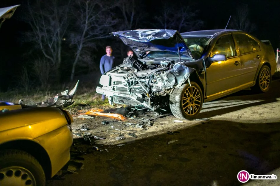 Czołowe zderzenie samochodów, poszkodowany jechał z cofniętymi uprawnieniami - zdjęcie 2