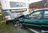 Czołowe zderzenie samochodu osobowego z ciężarówką (wideo) - zdjęcie główne