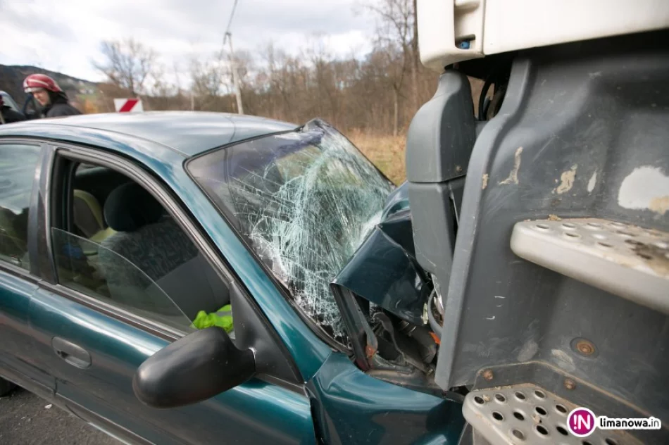 Czołowe zderzenie samochodu osobowego z ciężarówką (wideo) - zdjęcie 2