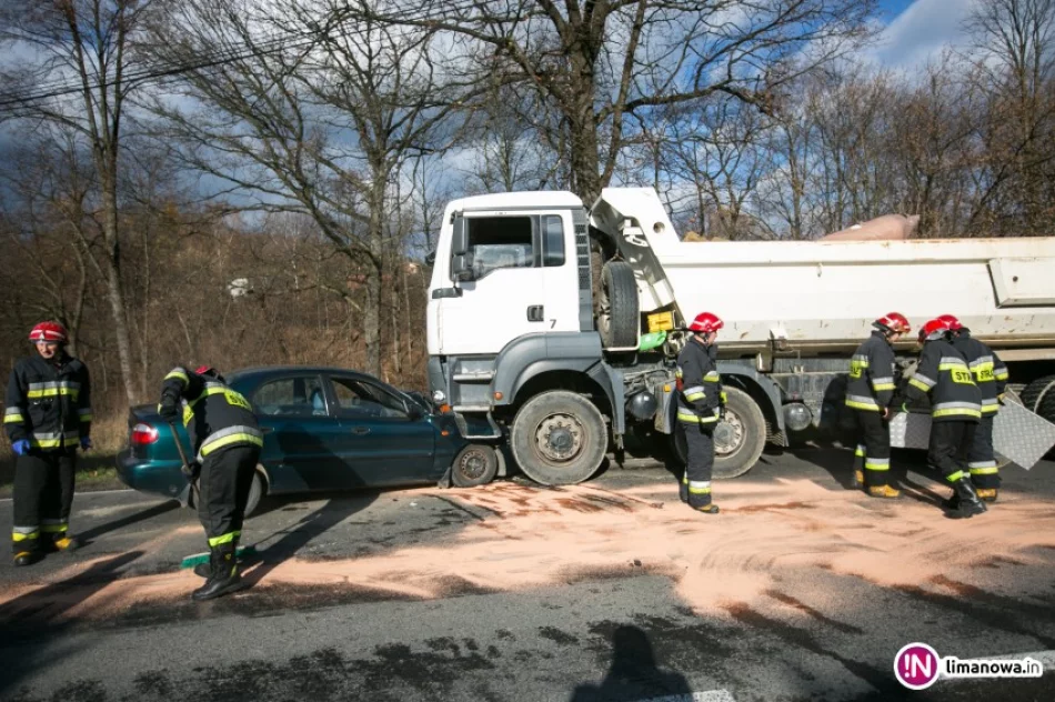 Czołowe zderzenie samochodu osobowego z ciężarówką (wideo) - zdjęcie 3