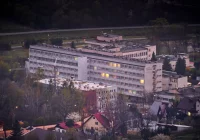 "Zawiodły procedury, skoro wirus wydostał się poza oddział chorób wewnętrznych. Teraz całą winą próbuje się obarczyć personel" - zdjęcie główne